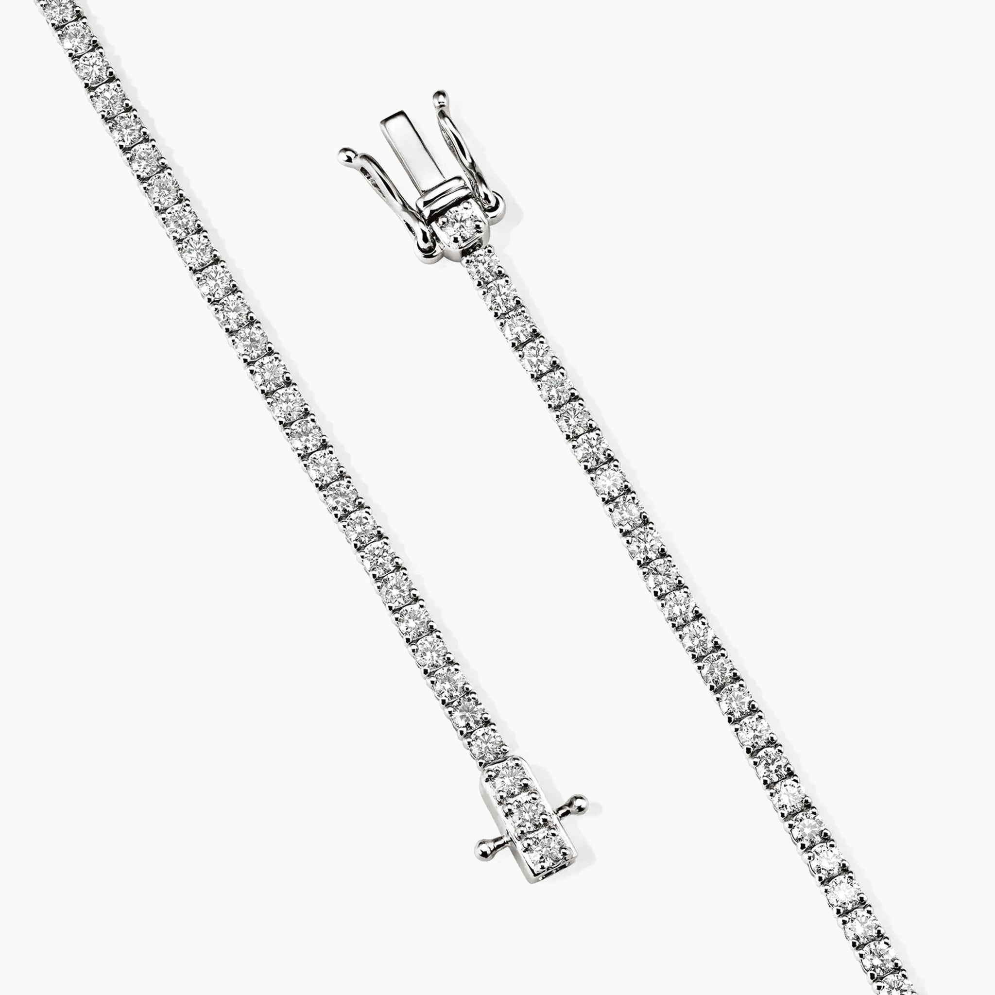 2 mm moissanite tennis bracelet in white gold vermeil, clasp detail.