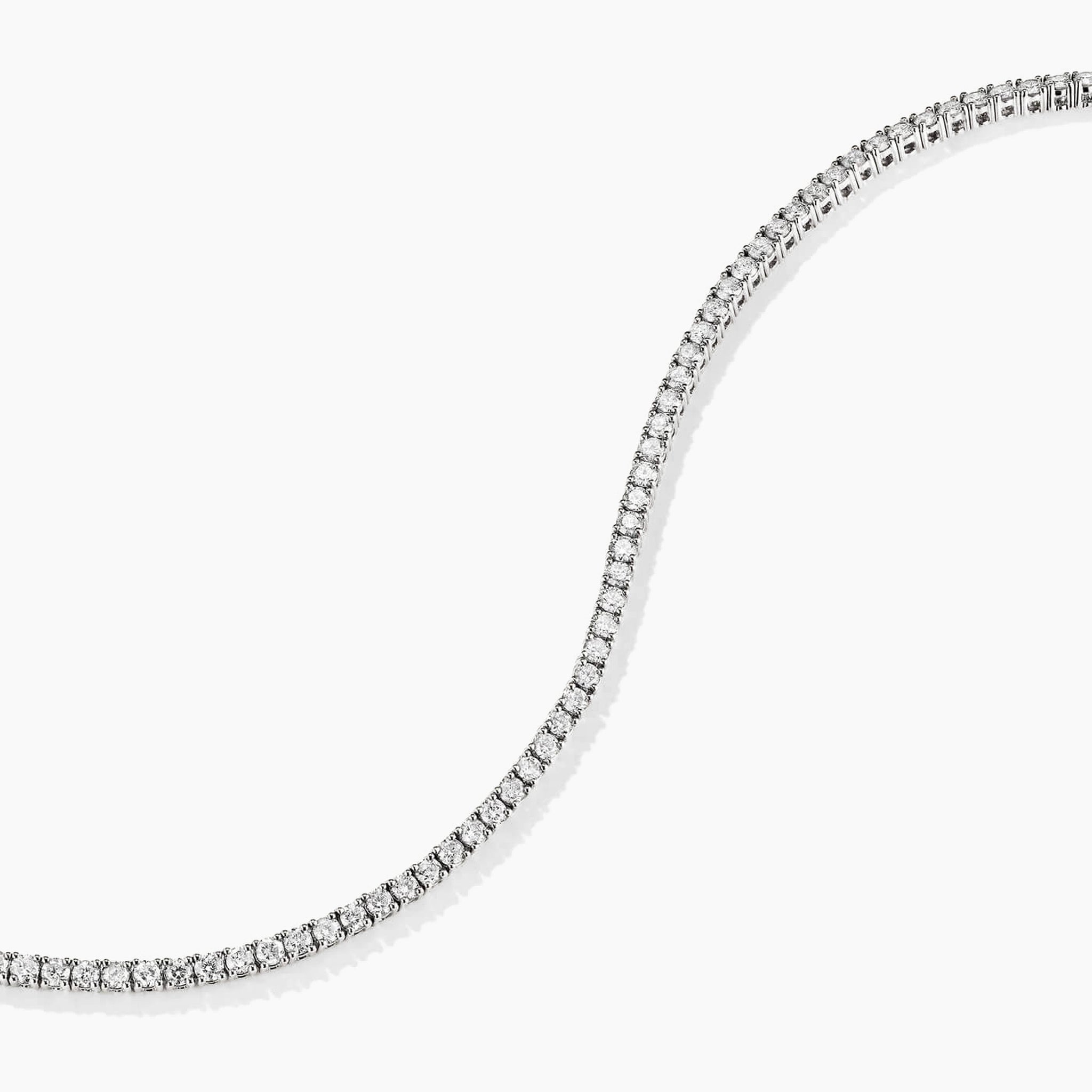 2 mm moissanite tennis bracelet in white gold vermeil, close-up detail.