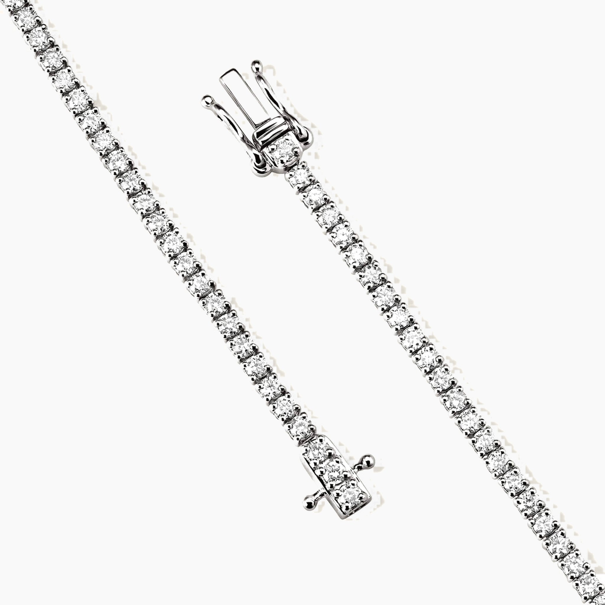 2 mm moissanite tennis necklace in white gold vermeil, clasp detail.