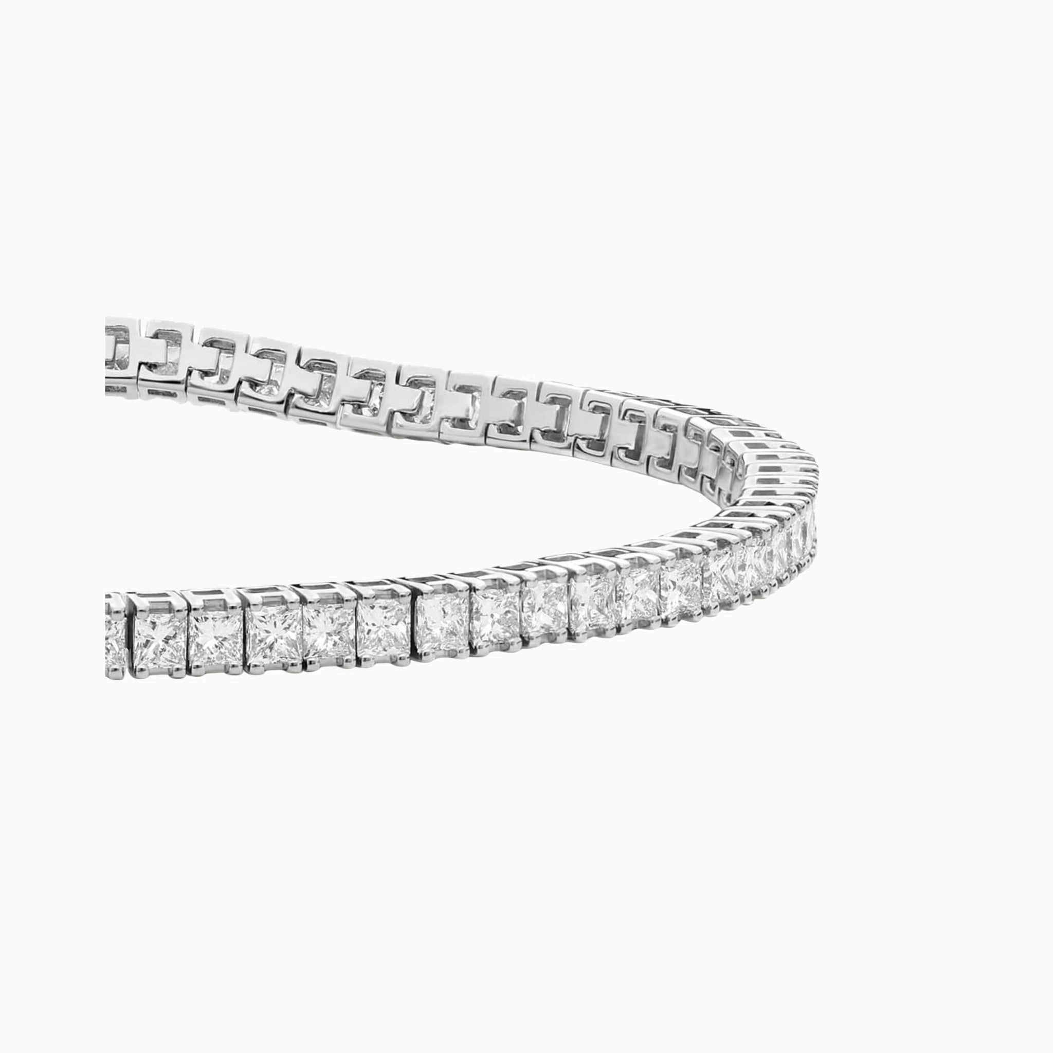 2 mm princess-cut moissanite tennis bracelet in white gold vermeil, close-up detail.