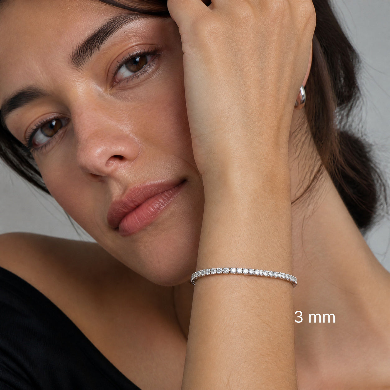 3 mm white gold vermeil moissanite tennis bracelet portrait close-up, white 3 mm label.
