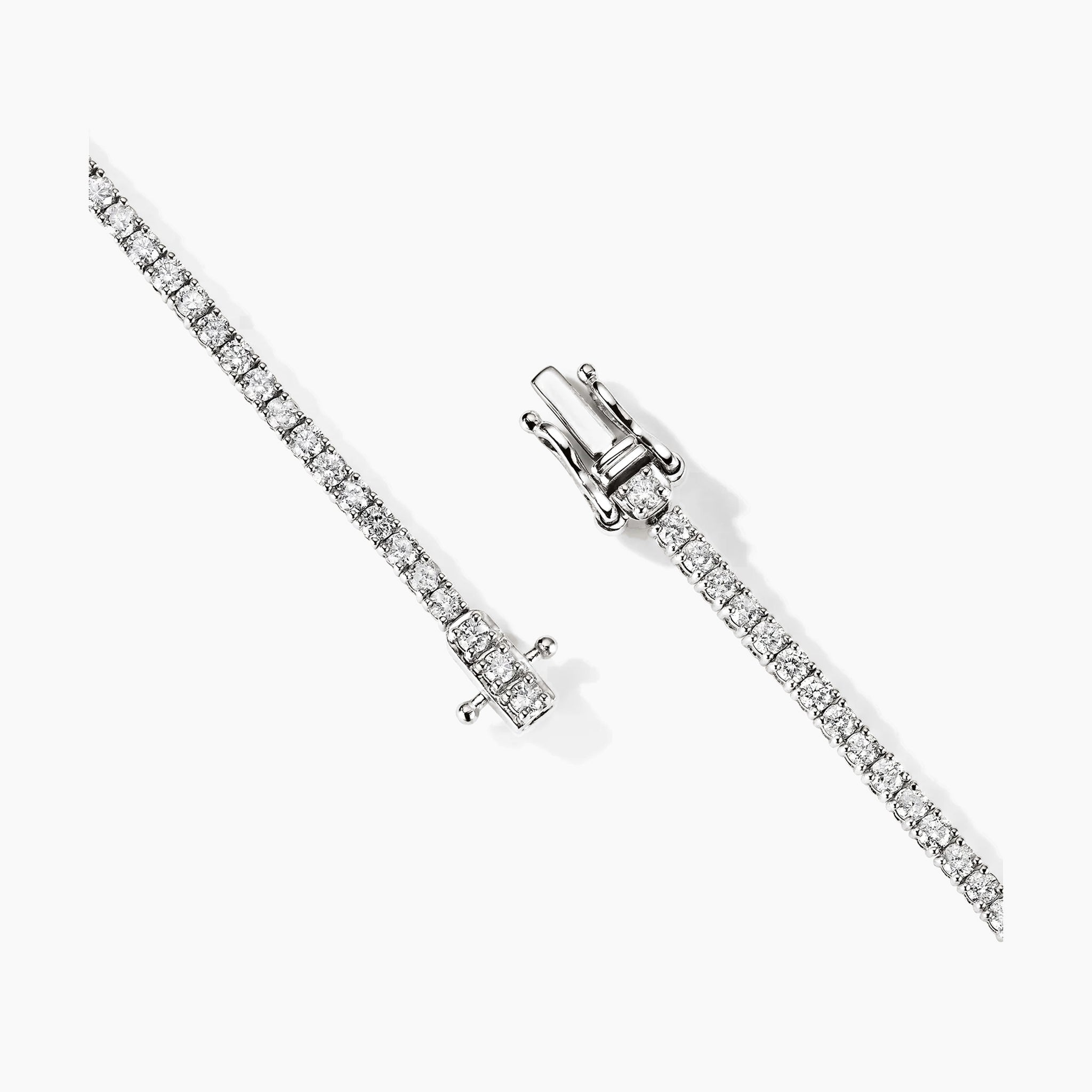 3 mm moissanite tennis bracelet in white gold vermeil, clasp detail.