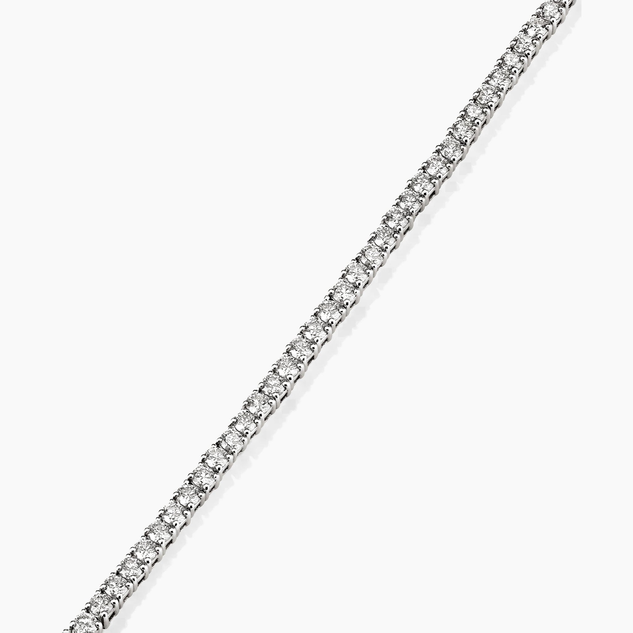 3 mm moissanite tennis bracelet in white gold vermeil, close-up detail.
