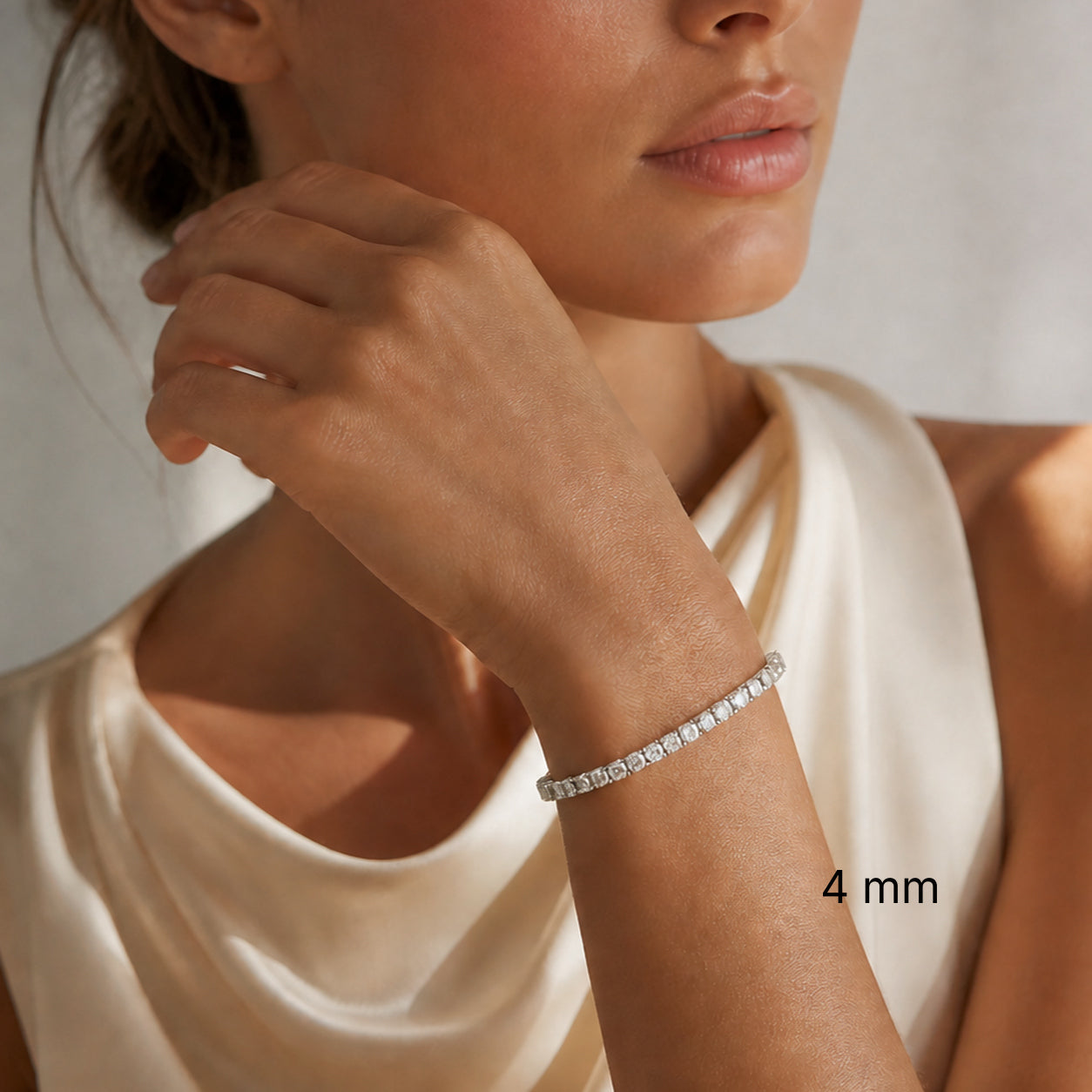 4 mm moissanite tennis bracelet in white gold vermeil with ivory outfit, black 4 mm size label.
