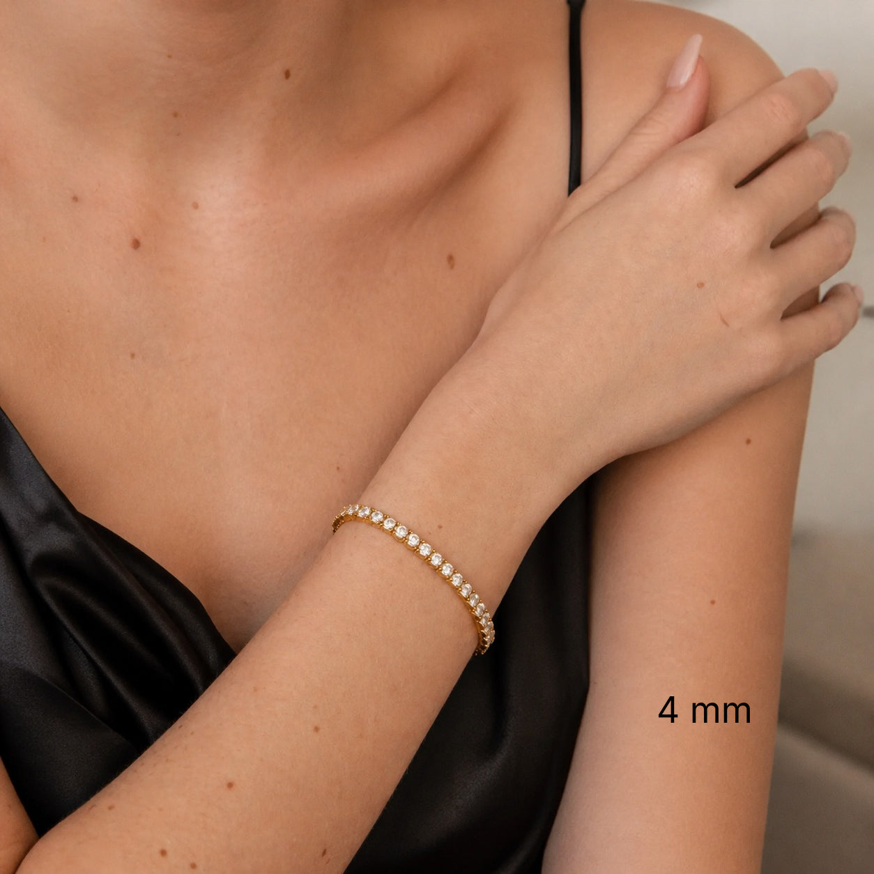 4 mm moissanite tennis bracelet in yellow gold vermeil with black dress, black 4 mm size label.