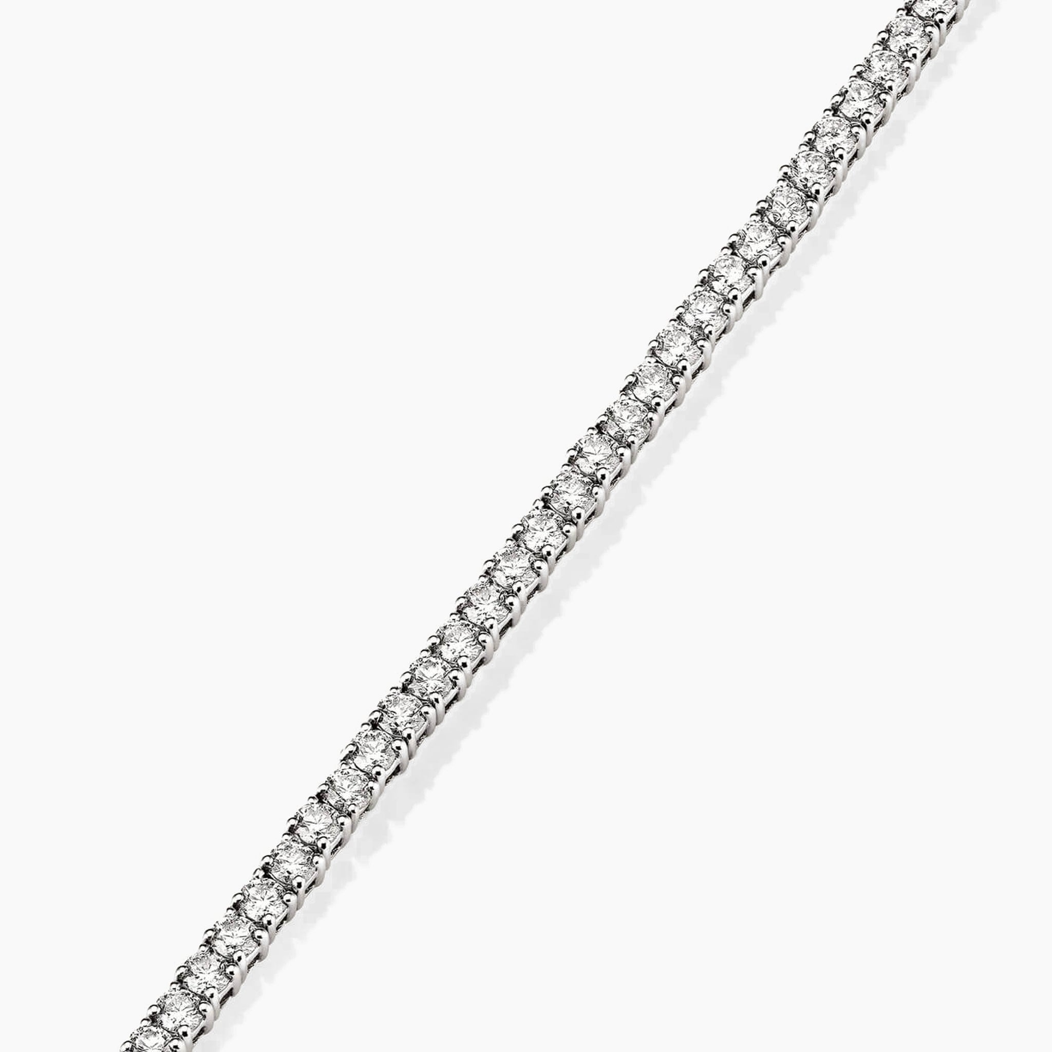 4 mm moissanite tennis necklace in white gold vermeil, close-up detail.