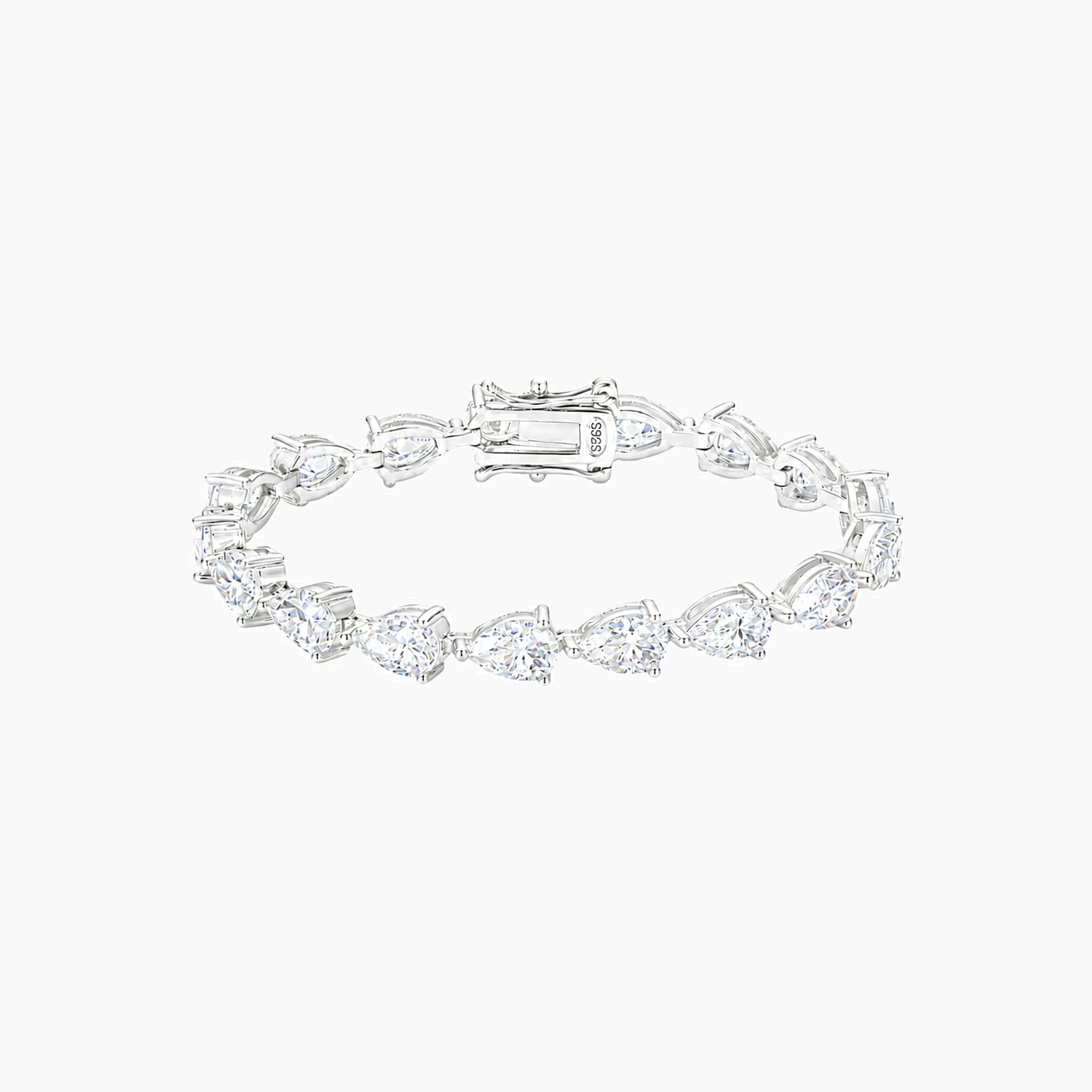 East-west pear-cut moissanite tennis bracelet in white gold vermeil, closed view.