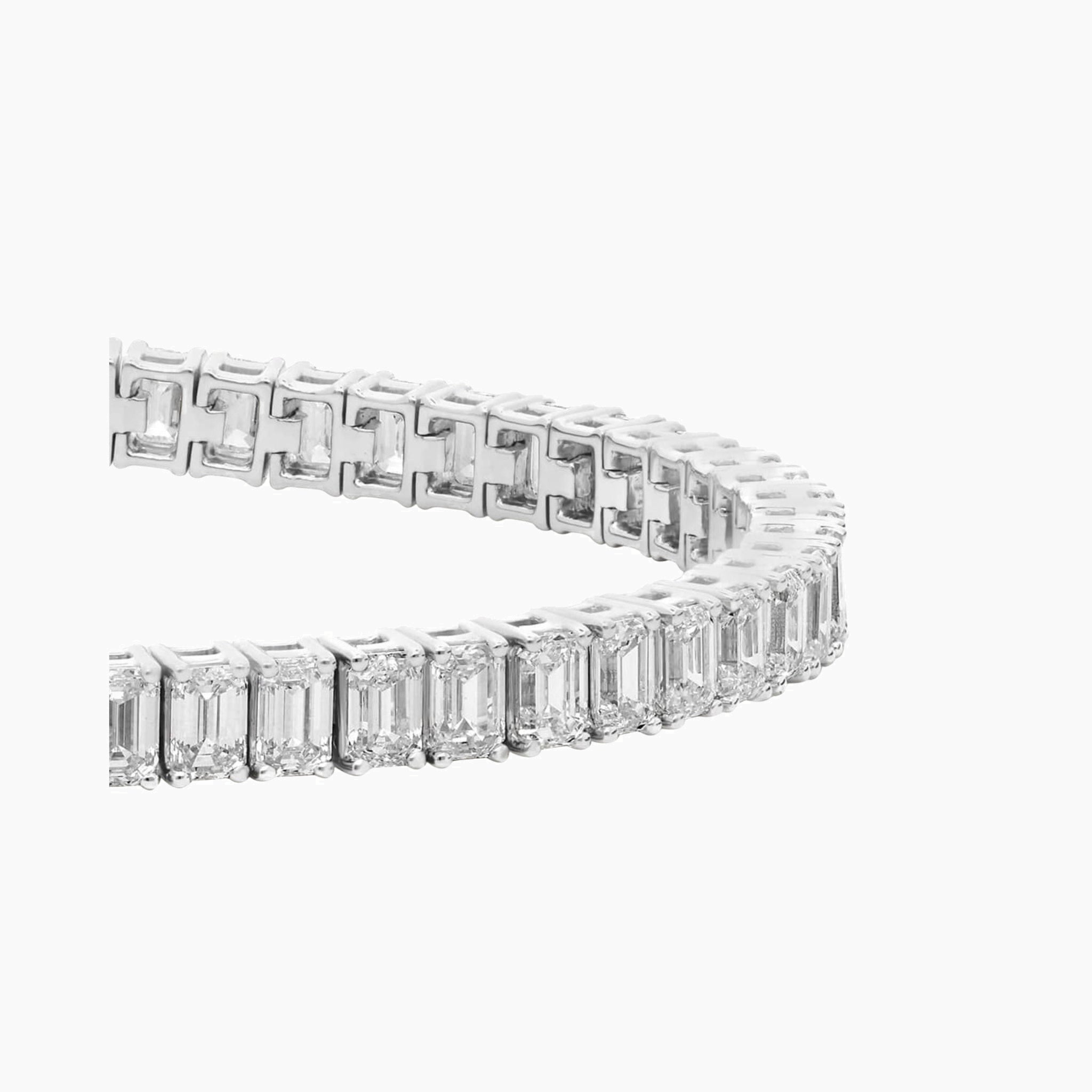 Emerald-cut moissanite tennis bracelet in white gold vermeil, close-up detail.