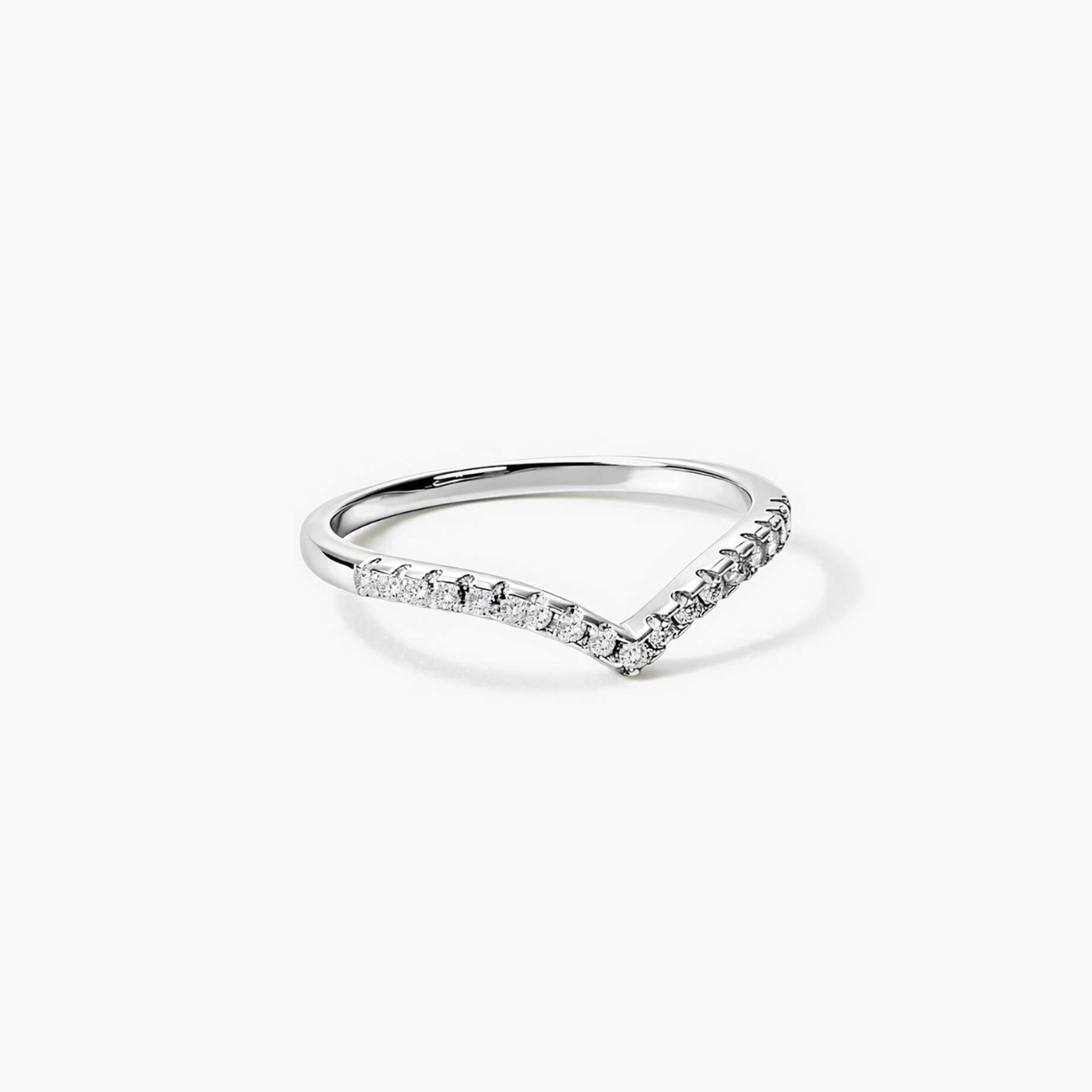 Moissanite v-shaped ring in white gold vermeil, front view.