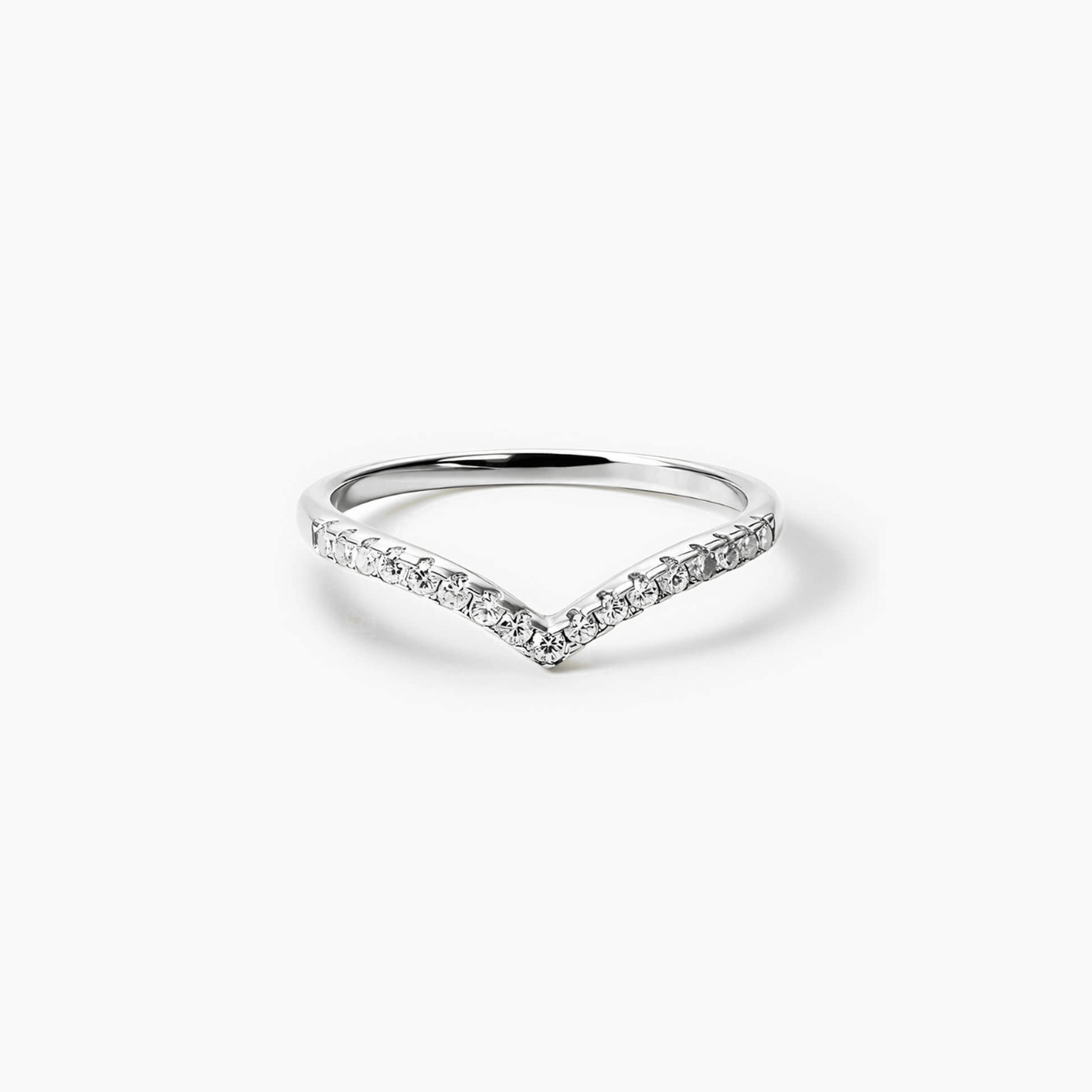 Moissanite v-shaped ring in white gold vermeil, front view.